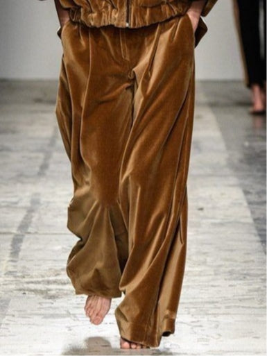 Conjunto de sudadera con capucha de terciopelo marrón y pantalones