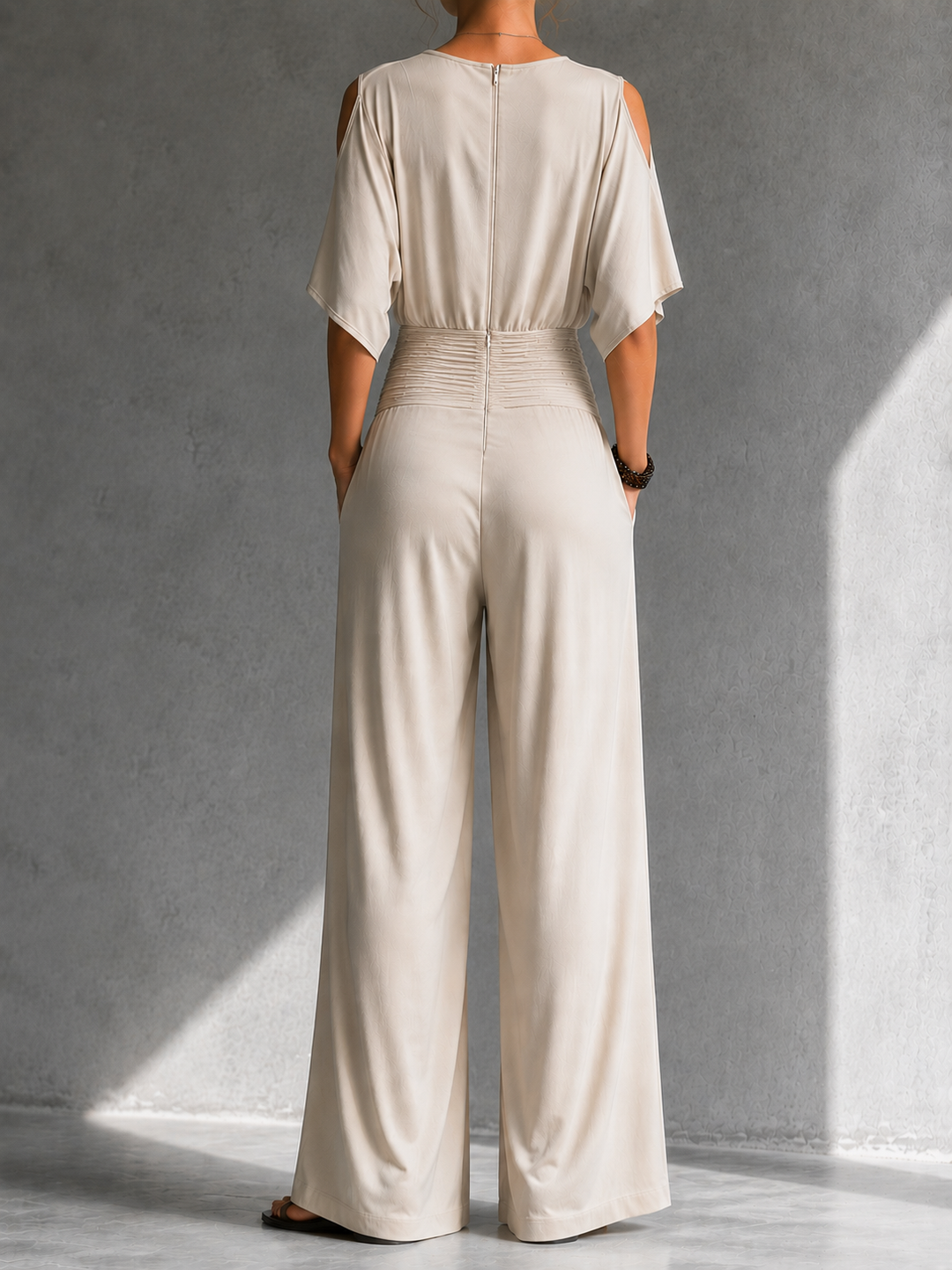 Combinación elegante con efecto cartera y piernas anchas
