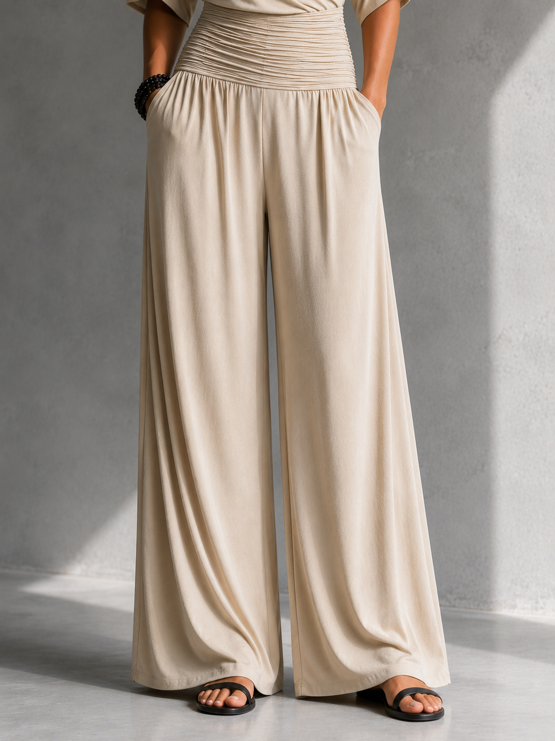 Combinación elegante con efecto cartera y piernas anchas