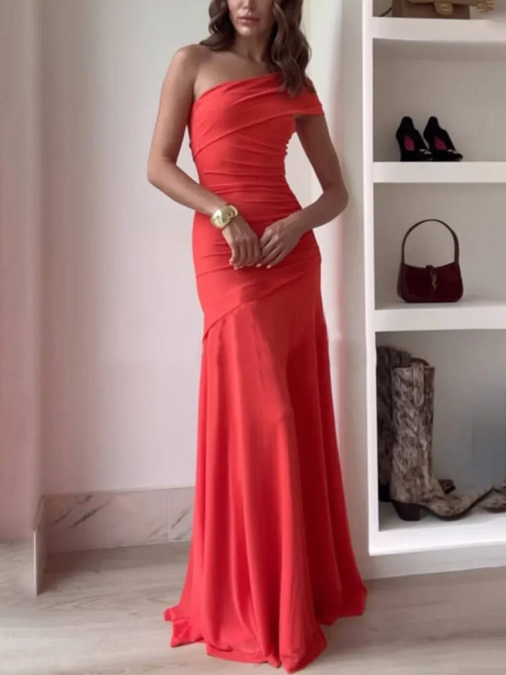 Vestido largo de mujer asimétrico fruncido para una velada elegante