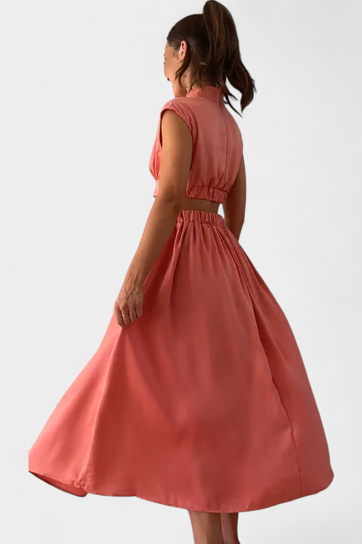 Jocelyn Conjunto Largo Minimalista con Escote Alto y Abertura Lateral